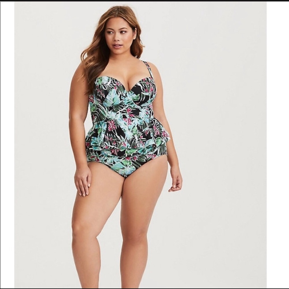 Torrid 2-piece medium swim suit. Size 00 S/M.